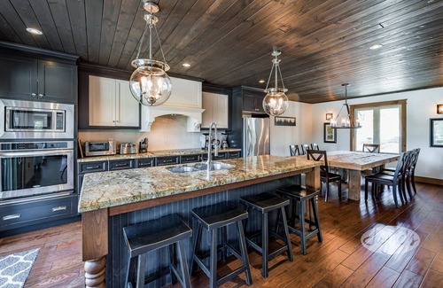 Gravenhurst Cottage | Beautiful 4 bed 3 bath cottage on Loon Lake! Hot Tub! SW Exposure!