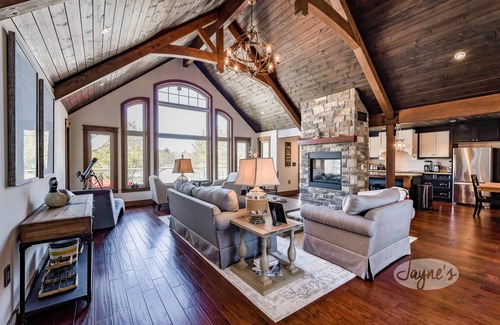 Gravenhurst Cottage | Beautiful 4 bed 3 bath cottage on Loon Lake! Hot Tub! SW Exposure!