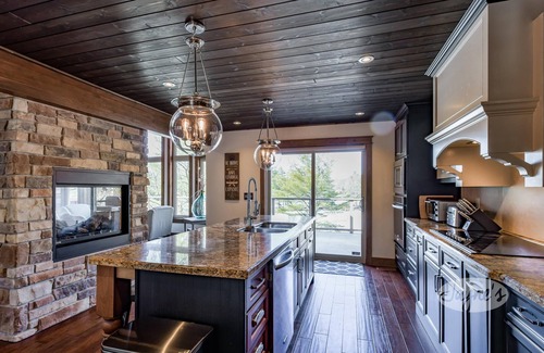 Gravenhurst Cottage | Beautiful 4 bed 3 bath cottage on Loon Lake! Hot Tub! SW Exposure!