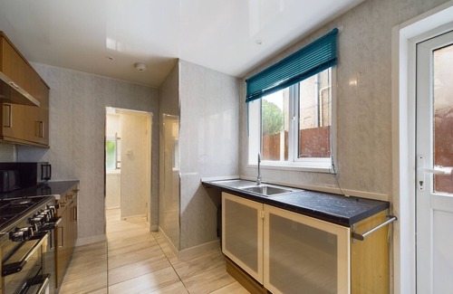 Selhurst House | Beautiful 4 bed | 3 bathroom house | Garden| 5 mins walk to East Croydon station