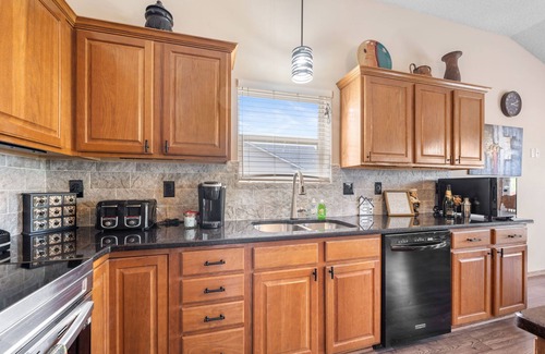 Greenwich House | Beautiful 4 Bedroom 3 bath home in nice Eastside neighborhood and LOTS of extras