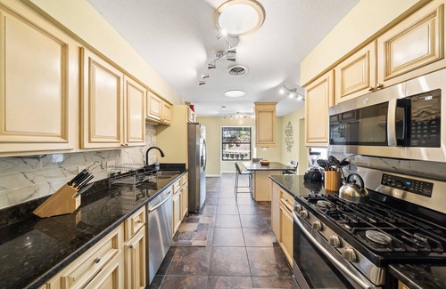 Rockledge House | Beautiful 4-Bedroom Bungalow with Modern amenities