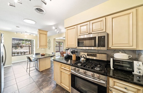 Rockledge House | Beautiful 4-Bedroom Bungalow with Modern amenities