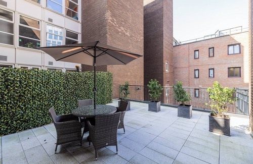 City Centre Dublin Apartment | Beautiful 5 star 2 Bed Apartment in Dublin City Centre with terrace