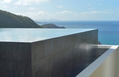 Terre Neuve Villa | Beautiful 6 BDRM Contemporary Villa w Jacuzzi