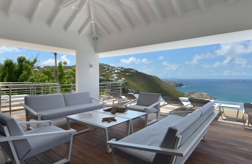 Terre Neuve Villa | Beautiful 6 BDRM Contemporary Villa w Jacuzzi