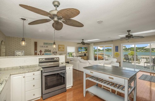 Union House | Beautiful 6 bedroom lake house with pontoon available for rent