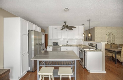 Union House | Beautiful 6 bedroom lake house with pontoon available for rent