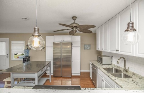 Union House | Beautiful 6 bedroom lake house with pontoon available for rent