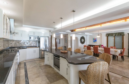 Beacon Hill Villa | Beautiful 6 bedroom Villa on the popular white sandy beach of Simpson bay