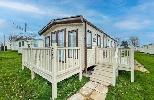 Clacton-on-Sea House | Beautiful 6 berth caravan with decking at Valley Farm Holiday Park ref 46736V