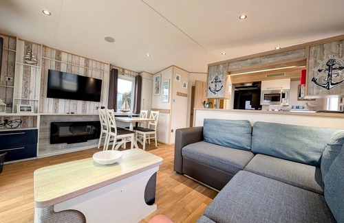Hopton on Sea House | Beautiful 8 berth caravan with decking at Hopton Holiday Village ref 80016W