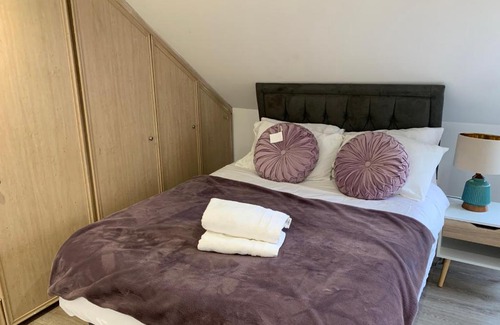 Loxford House | Beautiful All room En-suite 4 bedrooms house , Free parking, WiFi, Corporate, Contractors, Family relocation, CONTACT US FOR LONG TERM RATE