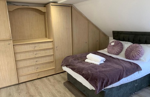 Loxford House | Beautiful All room En-suite 4 bedrooms house , Free parking, WiFi, Corporate, Contractors, Family relocation, CONTACT US FOR LONG TERM RATE