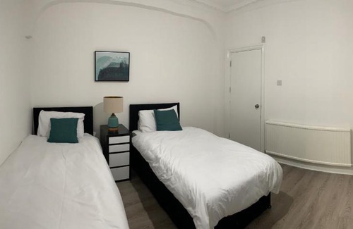 Loxford House | Beautiful All room En-suite 4 bedrooms house , Free parking, WiFi, Corporate, Contractors, Family relocation, CONTACT US FOR LONG TERM RATE