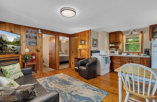 South Haven Cottage | Beautiful and Clean 2 Bedroom Cottage on Clearwater Lake
