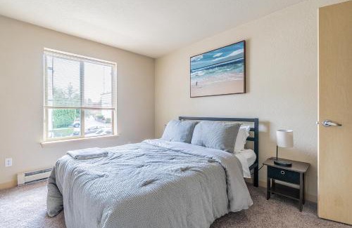 Bitter Lake Apartment | Beautiful and cozy one bedroom apartment -WiFi, BBQ, Patio, Dog park, close to Greenlake and Northgate