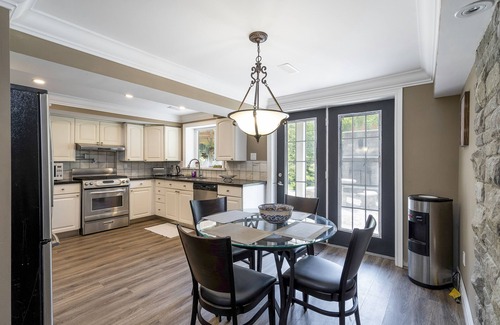 Wasaga Beach House | Beautiful and Modern Two Bedroom Home/Walking Distance to Beach