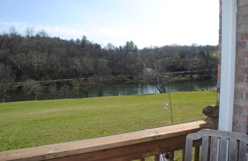 Bluff City House | Beautiful and Secluded 3 BR/3 BA Home on South Holston River