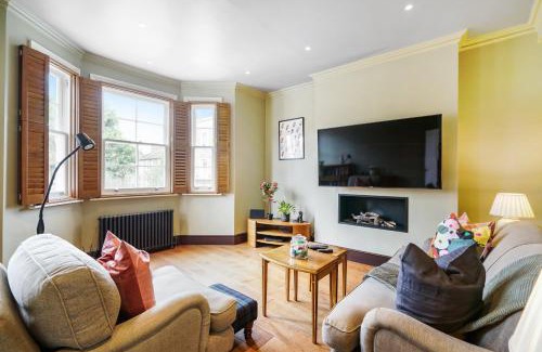 West Brompton Apartment | Beautiful and spacious 2 bed, 2 bath apartment bordering Fulham and Chelsea - entire apartment with private entrance