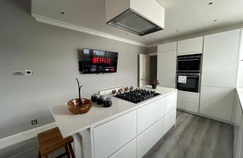 West Brompton Apartment | Beautiful and spacious 2 bed, 2 bath apartment bordering Fulham and Chelsea - entire apartment with private entrance