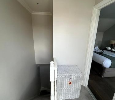 West Brompton Apartment | Beautiful and spacious 2 bed, 2 bath apartment bordering Fulham and Chelsea - entire apartment with private entrance