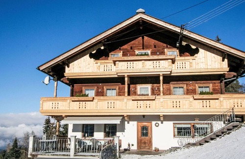 Holdernach Villa | Beautiful apartment in villa for 10 people with WIFI, TV, balcony, pets allowed and parking