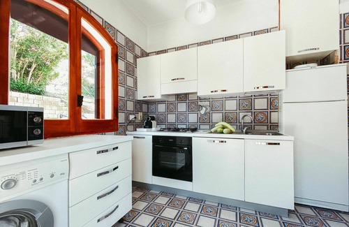 Caronia House | Beautiful apartment in villa for 6 guests with hot tub, WIFI, TV, patio and pets allowed