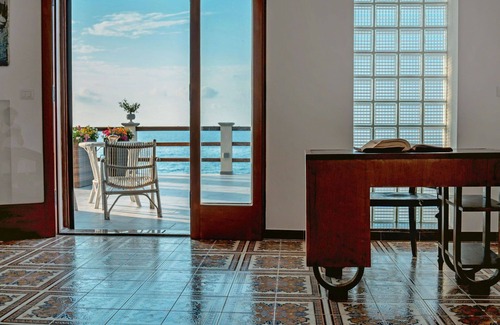 Caronia House | Beautiful apartment in villa for 6 guests with hot tub, WIFI, TV, patio and pets allowed