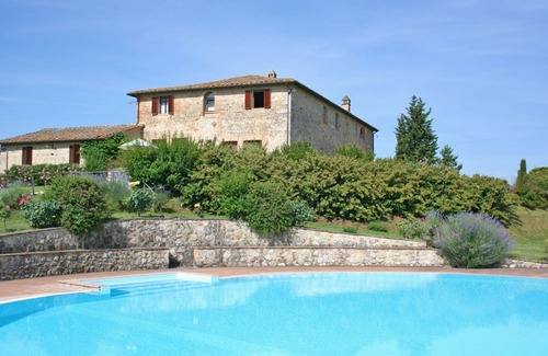 Monteroni d'Arbia Apartment | Beautiful apartment for 4 guests with pool, WIFI, patio, panoramic view and parking, close to Si.