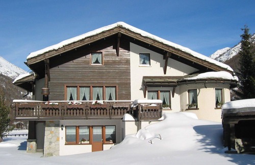 Saas Almagell Apartment | Beautiful apartment for 8 guests with WIFI, TV, patio, pets allowed, panoramic view and parking