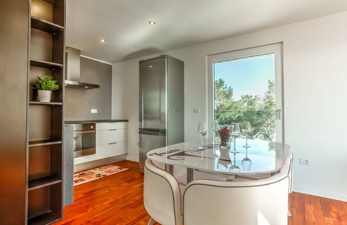 Lovrecica Apartment | Beautiful apartment for 6 people with WIFI, A/C, TV, terrace and parking