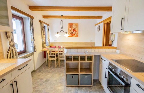 Axams Apartment | Beautiful apartment for 7 people with WIFI, TV, balcony, pets allowed, panoramic view and parking
