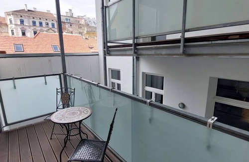 Alsergrund Apartment | Beautiful apartment for 4 guests with WIFI, TV, balcony and parking