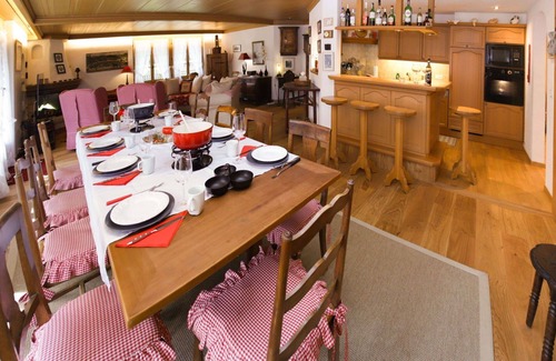 Saanen Apartment | Beautiful apartment for 12 guests with WIFI, TV and terrace