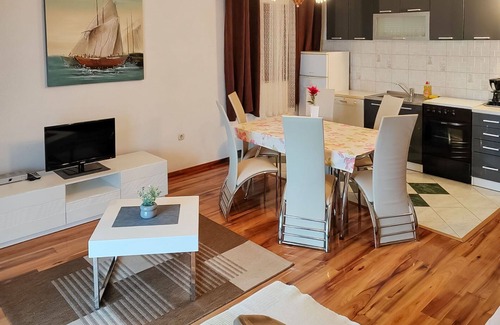 Ribarica Apartment | Beautiful apartment for 6 guests with WIFI, A/C, TV and terrace