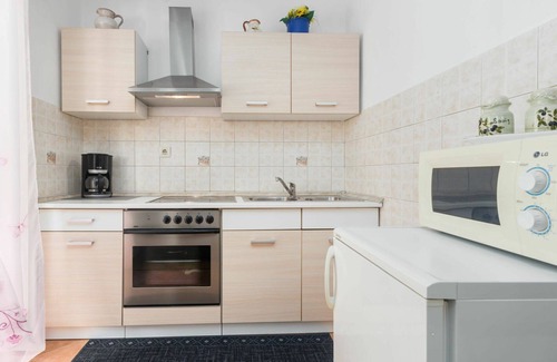 Vrznaveri Apartment | Beautiful apartment for 5 people with pool, A/C, WIFI, TV, terrace and pets allowed