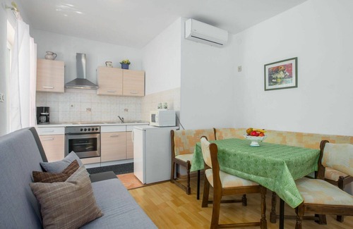 Vrznaveri Apartment | Beautiful apartment for 5 people with pool, A/C, WIFI, TV, terrace and pets allowed