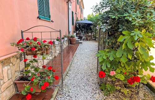 Cecina Apartment | Beautiful apartment for 3 guests with WIFI, A/C, pool, TV, pets allowed and parking