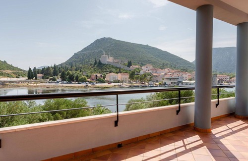 Mali Ston Apartment | Beautiful apartment for 4 people with A/C, hot tub, WIFI, TV, balcony and parking