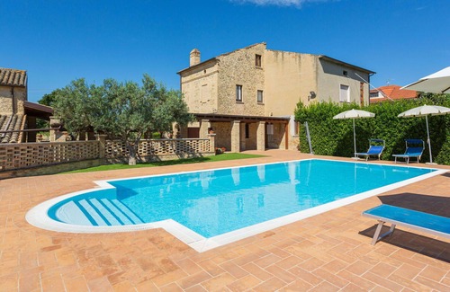 Crecchio House | Beautiful apartment in villa for 4 people with pool, WIFI, TV, terrace and pets allowed