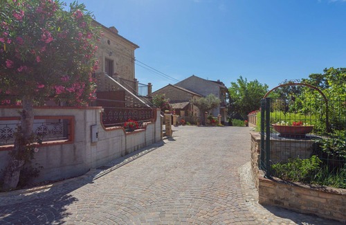 Crecchio House | Beautiful apartment in villa for 4 people with pool, WIFI, TV, terrace and pets allowed