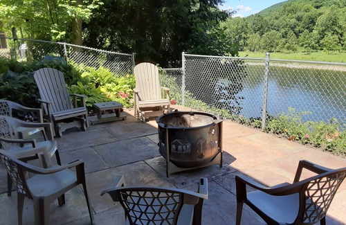Kennerdell Apartment | Beautiful apartment in a rustic log home on theAllegheny River.