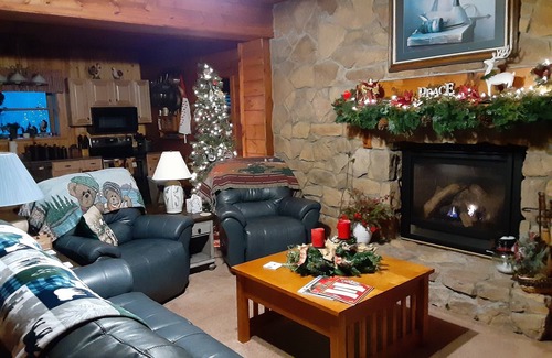 Kennerdell Apartment | Beautiful apartment in a rustic log home on theAllegheny River.