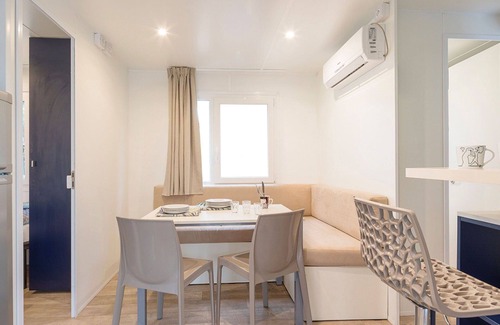 Zona XXXIV Casal Palocco House | Beautiful apartment in villa for 6 guests with WIFI, pool, A/C, TV, terrace and parking
