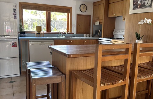 Wanaka Apartment | Beautiful apartment only 5-minute walking distance to shops, restaurants & lake
