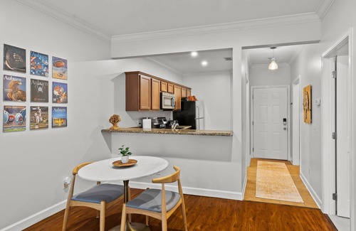 Auburn Apartment | Beautiful Apartment Steps from Downtown Auburn - Pool!