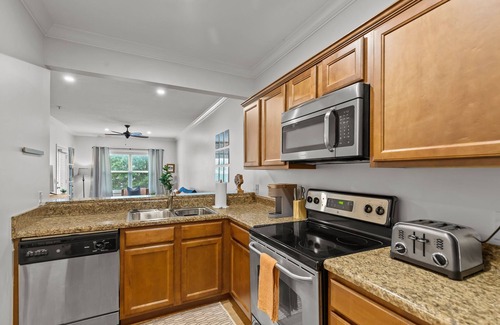 Auburn Apartment | Beautiful Apartment Steps from Downtown Auburn - Pool!