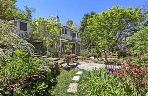 Hazelbrook Cottage | Beautiful Architecturally Designed Cottage in Blue Mountains w/Valley Views