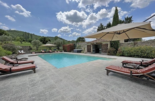 Cereste House | Beautiful Bastide in Provence with swimming pool, tennis court, and jacuzzi